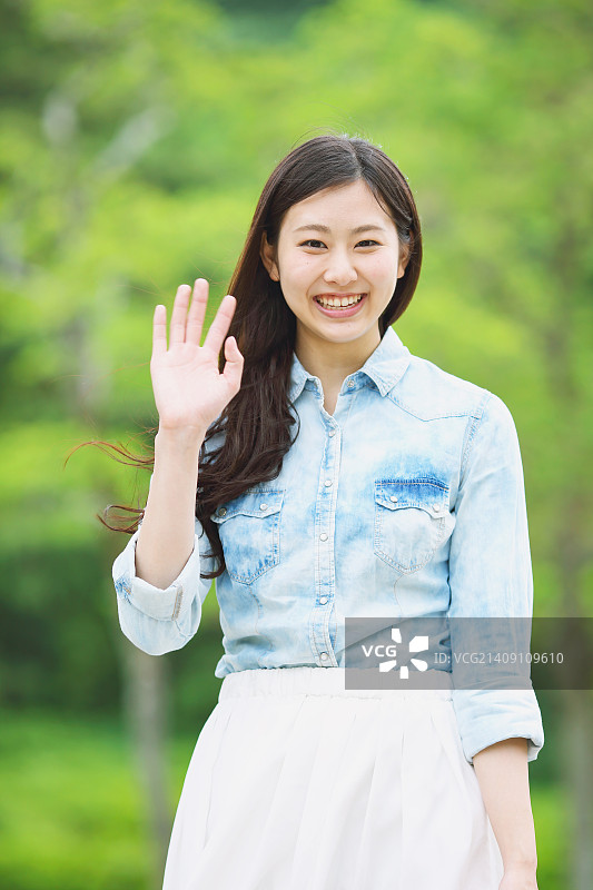 在城市公园里的年轻日本女子图片素材