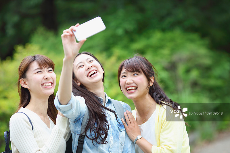 一起自拍的年轻日本女性图片素材
