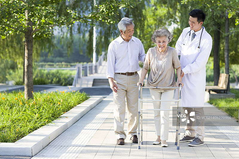 医生与使用助行器的老人图片素材