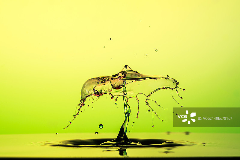 水滴碰撞图片素材