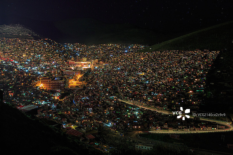 黑夜下的色达图片素材