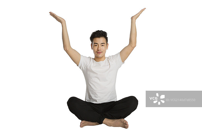 青年男人练瑜伽图片素材