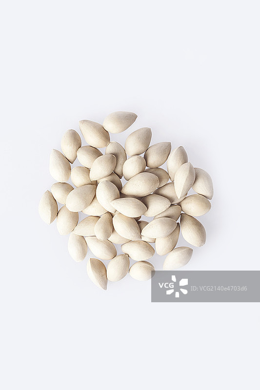 放在桌子上的白果图片素材