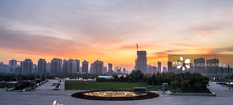 日出拍摄太原市长风商务区文化岛周边高层建筑群图片素材