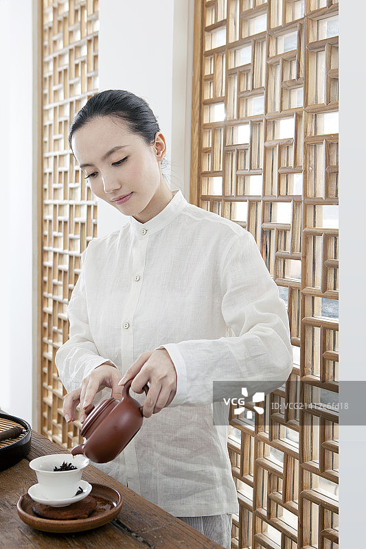 中国女性茶艺师做茶艺图片素材