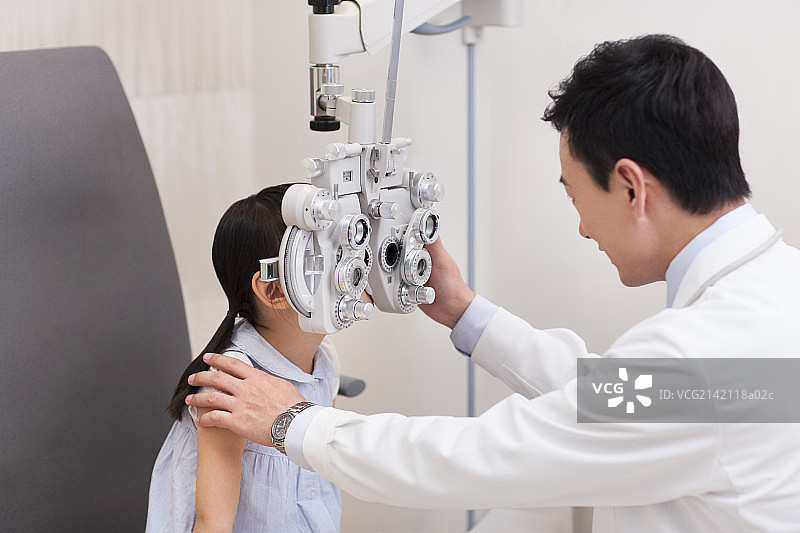 小女孩检查视力图片素材