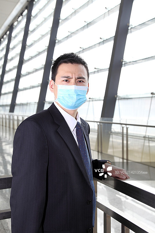 戴口罩的商务男人图片素材