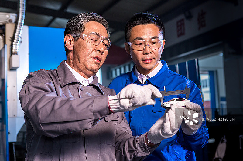 车间工人在工作图片素材