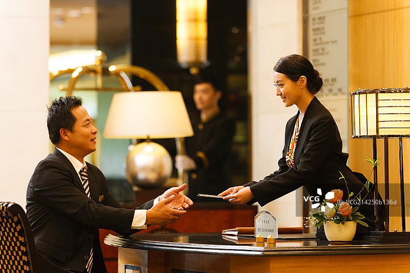 商务男人在酒店办理登记手续图片素材