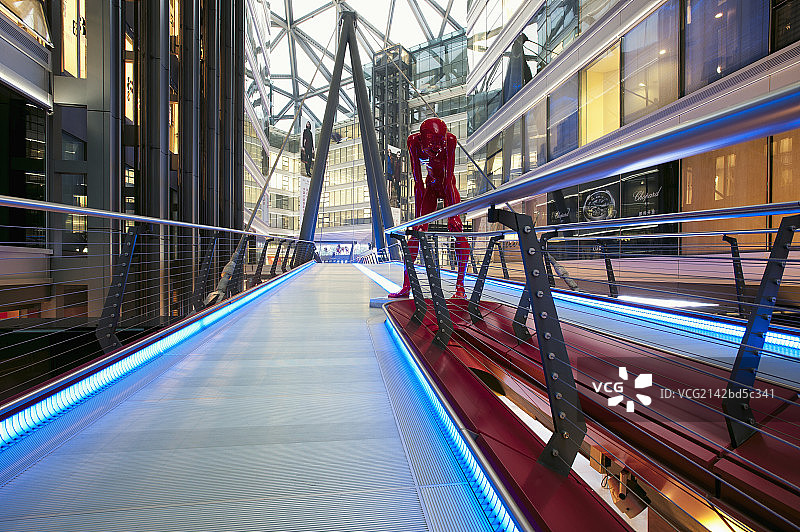 北京Parkview Green芳草地购物中心内部人行通道图片素材