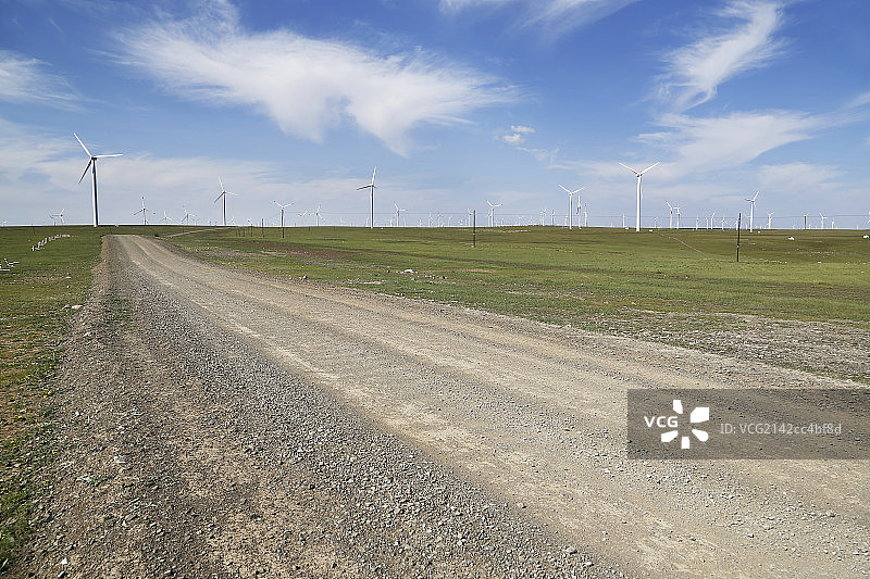 汽车广告背景-草原风车路面图片素材