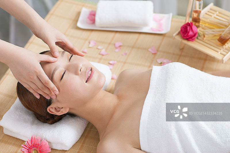 一个年轻女子享受按摩图片素材
