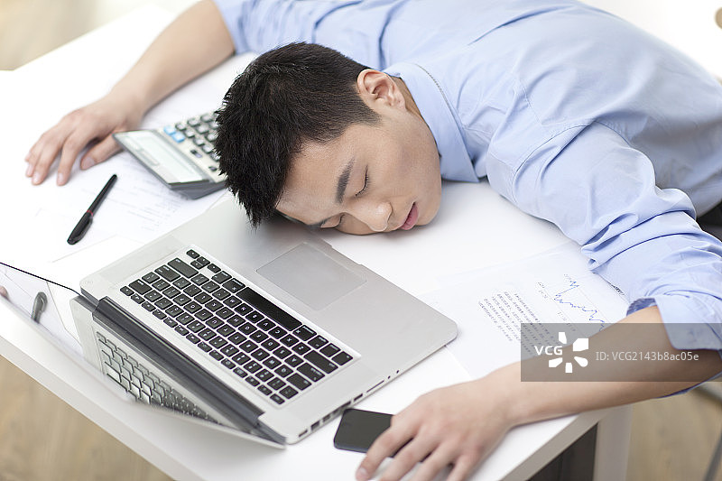 在办公室打瞌睡的商务男性图片素材