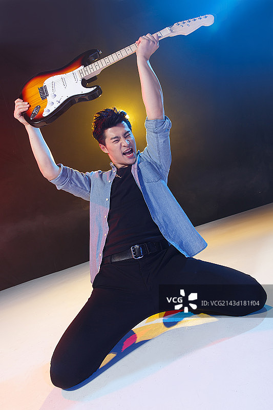 青年男人在酒吧唱歌图片素材