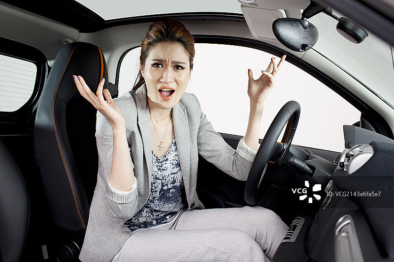 亚洲都市女青年的汽车生活图片素材