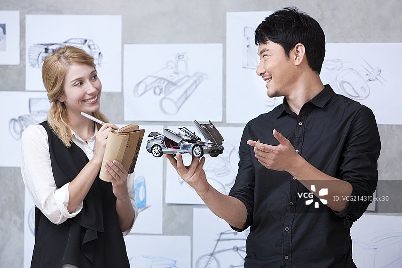 汽车设计师和助手图片素材