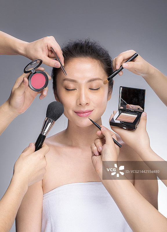 给年轻女人化妆图片素材