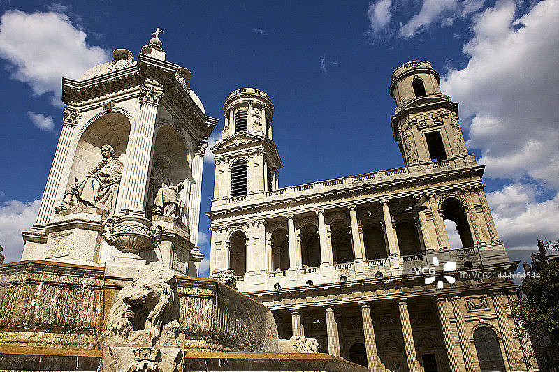 Saint Sulpice Fountain and Church in Paris, France图片素材