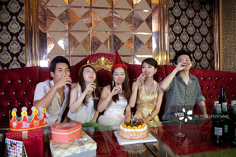 年轻人生日派对图片素材