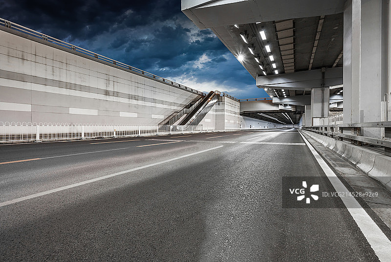Modern Highway Tunnel Underpass图片素材