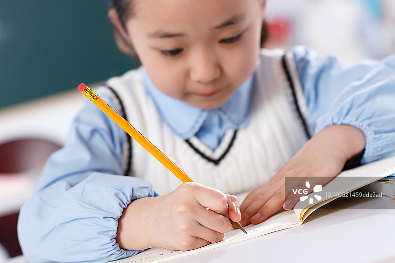 小学生在教室里写作业图片素材