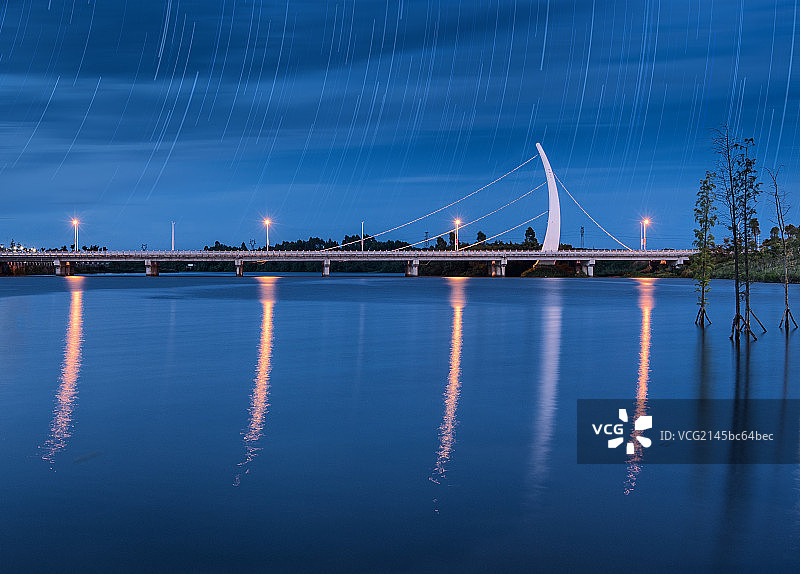 桥与星轨图片素材