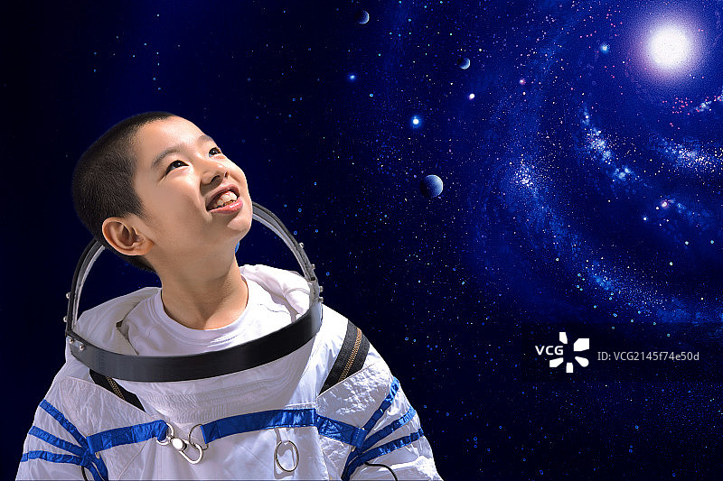 一个身穿宇航服的东方儿童图片素材