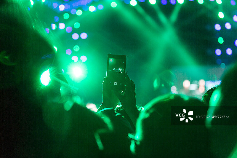 摇滚音乐会用手机拍照图片素材