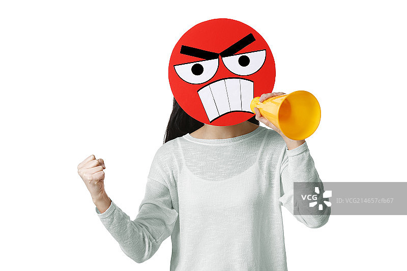 年轻女子戴着一张发怒的卡通脸大喊图片素材