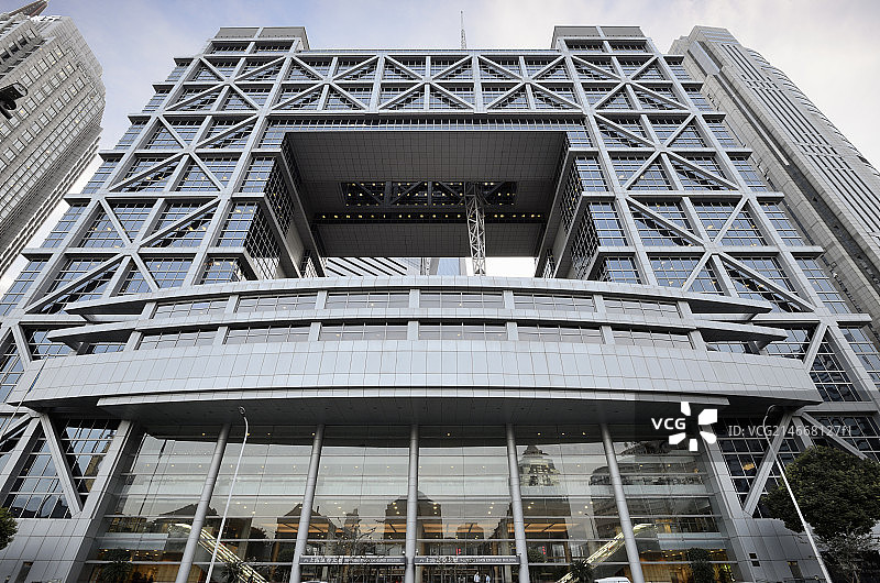 低视角看上海证券交易所大厦图片素材