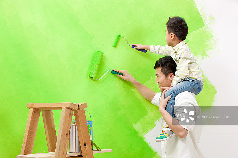 一家三口快乐装修图片素材