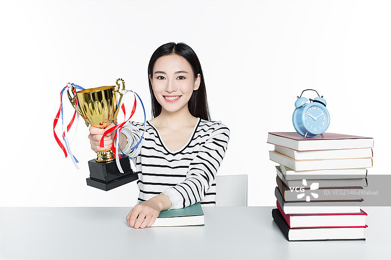 少女手拿奖杯图片素材