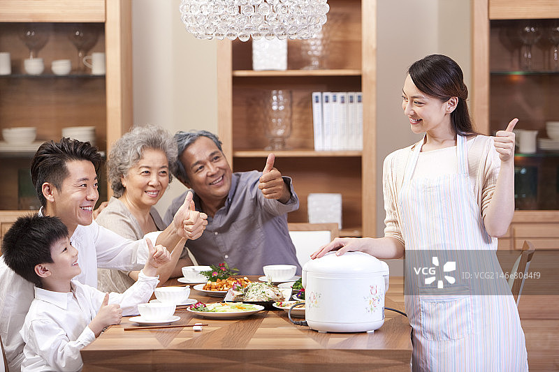 一家人竖起大拇指图片素材