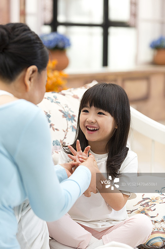 亲密的祖孙做游戏图片素材