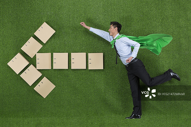 草地创意商务男士披绿色披风图片素材