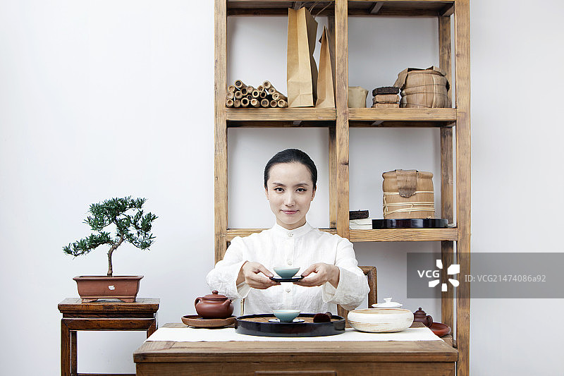 中国女性茶艺师做茶艺图片素材