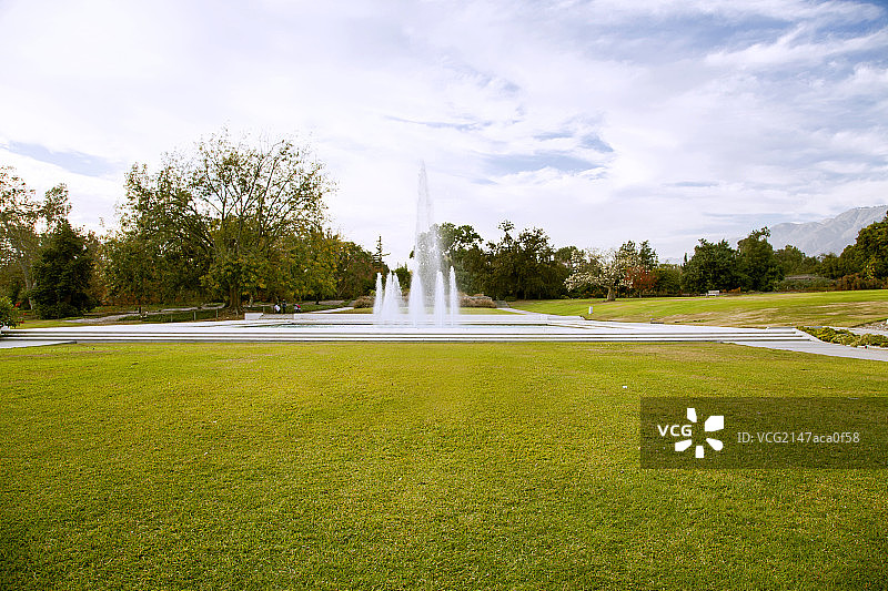 蓝天蓝天白云下的绿色草坪图片素材