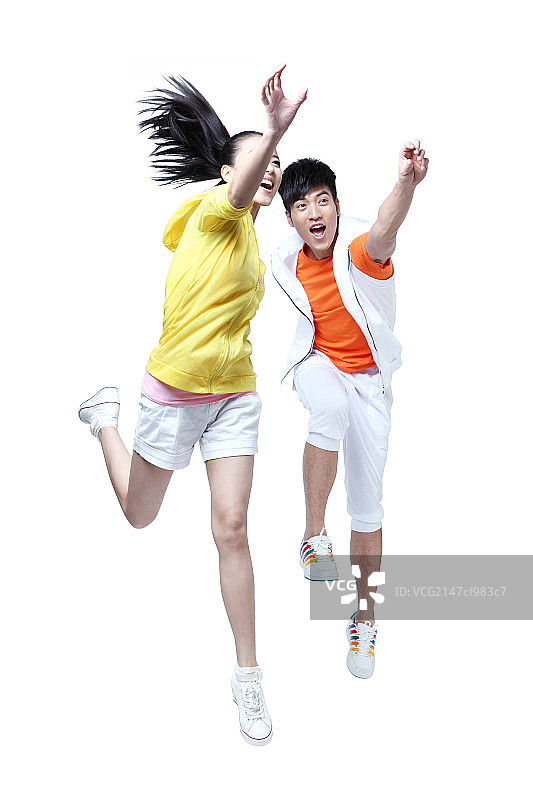 跳跃的年轻情侣图片素材