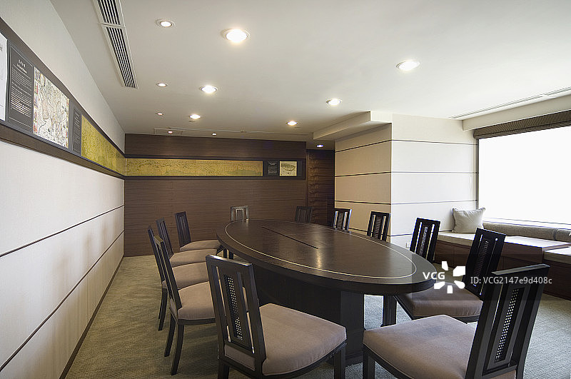 Table and chairs arranged in conference room图片素材