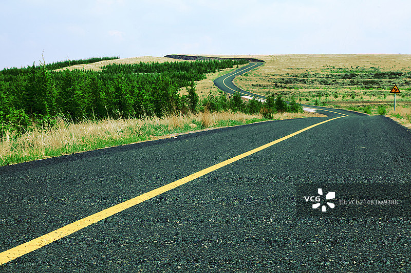 草原柏油路图片素材