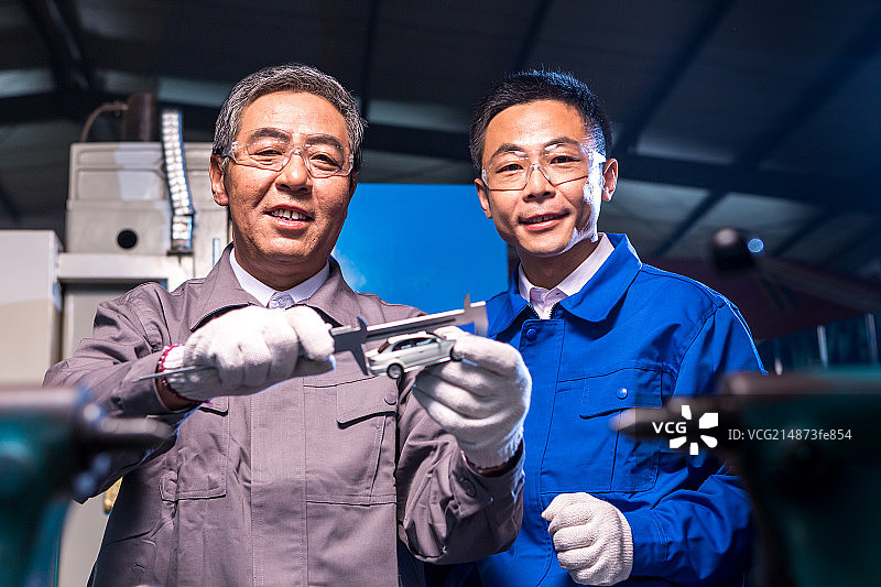 车间工人在工作图片素材