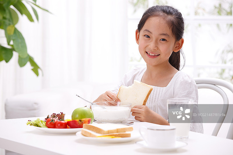 一个小女孩在吃早饭图片素材
