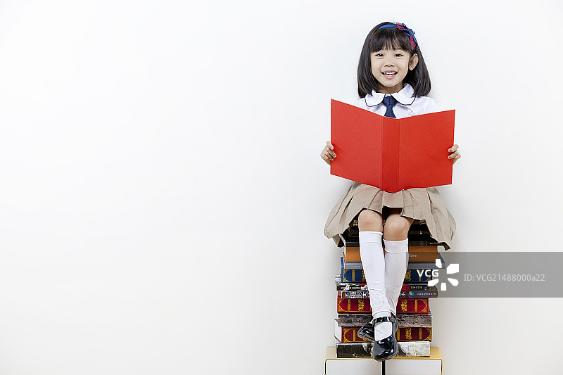 白背景前的小学生图片素材