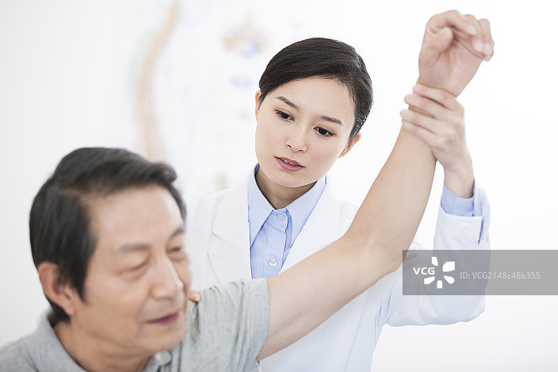 医生给病人做检查图片素材