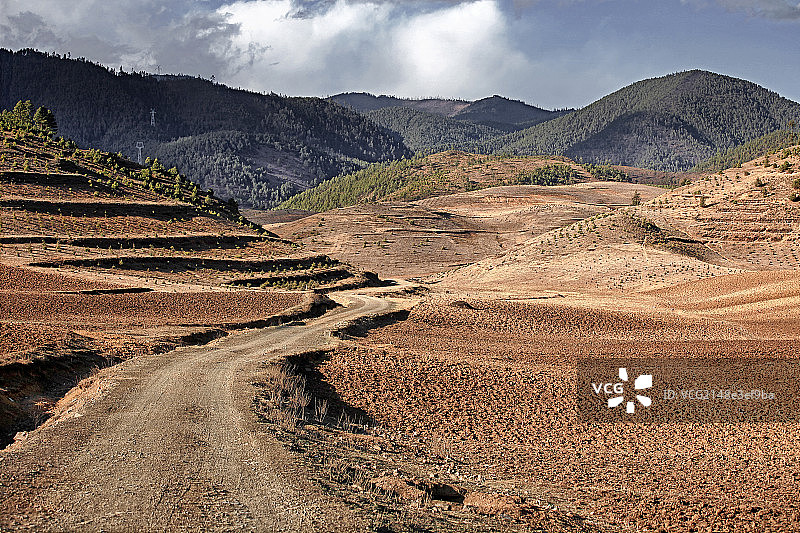 中国云贵高原的山路图片素材