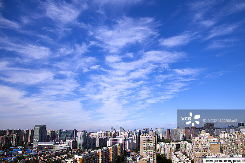 蓝天白云下的建筑群图片素材