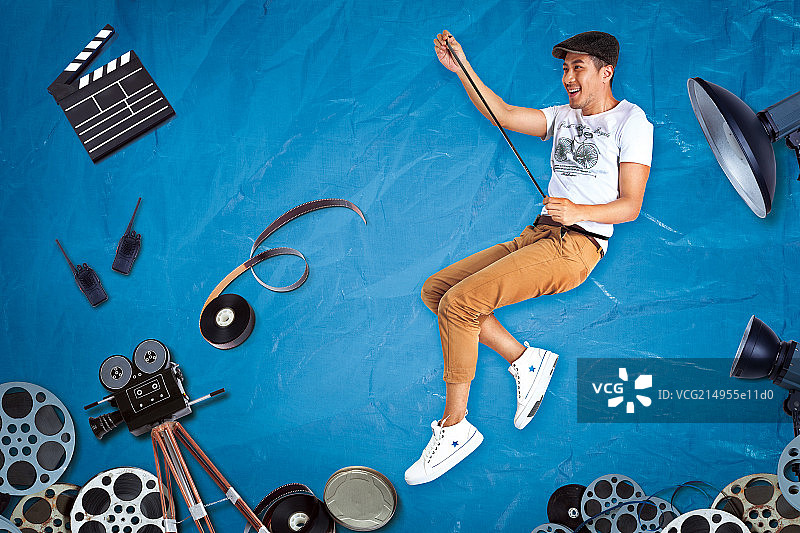 躺在雨布上的年轻男人图片素材