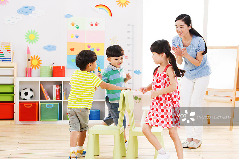 幼儿园里的老师和儿童在做游戏图片素材
