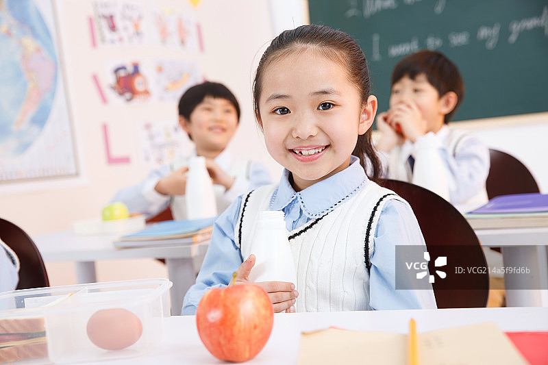 小学生在教室里吃饭图片素材