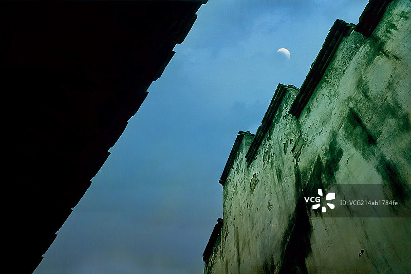 夜色里鲁迅故居的高墙图片素材